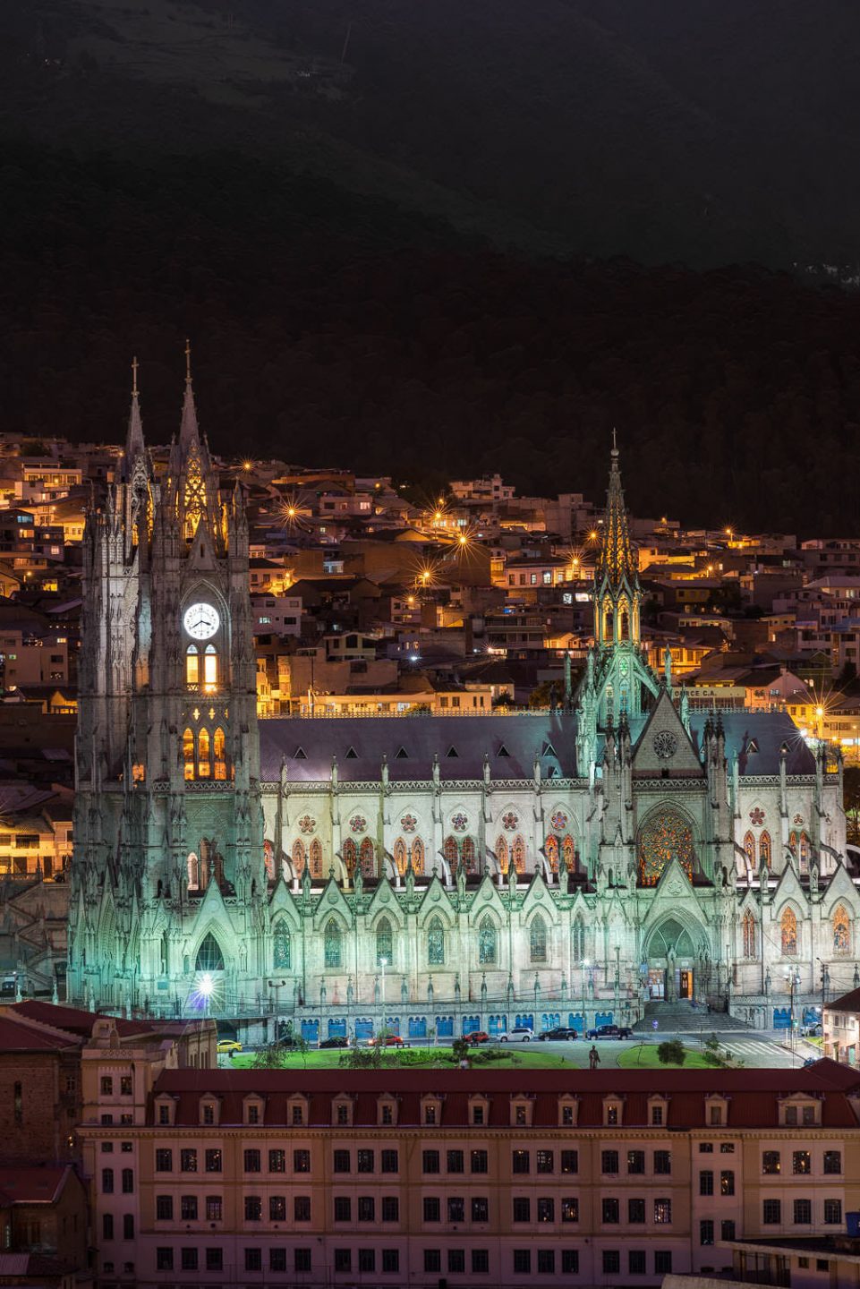 The Basilica del Voto Nacional en Quito at night