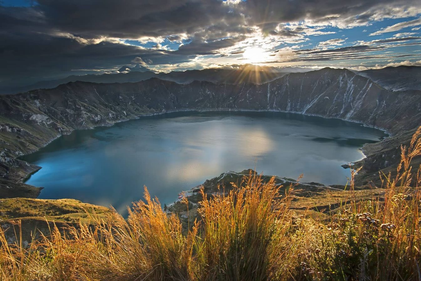 A beautiful picture of the Quilotoa lagoon and crater at sunrise